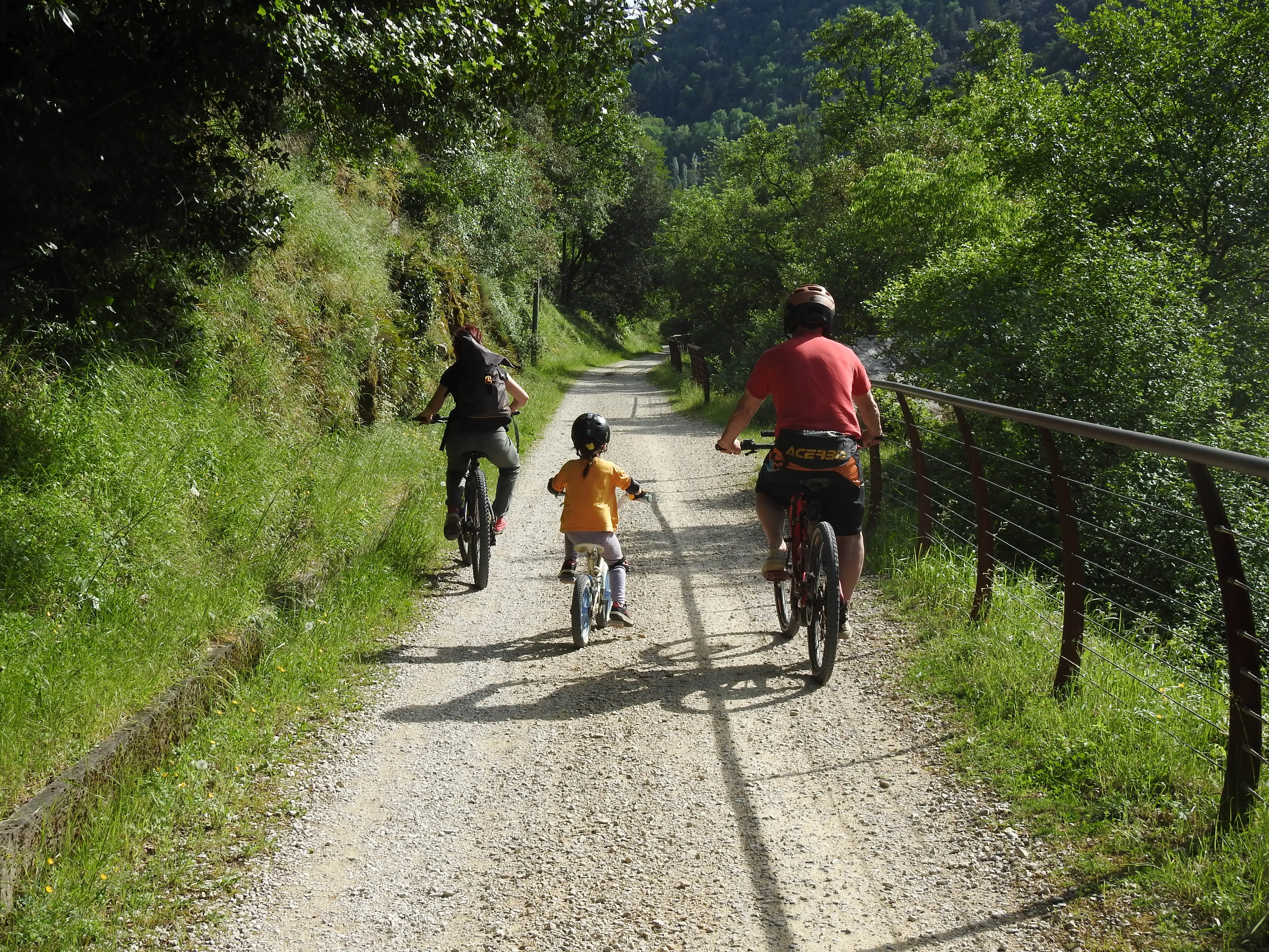 Cyclistes sur la Dolce Via près du Domaine Les Cabanes